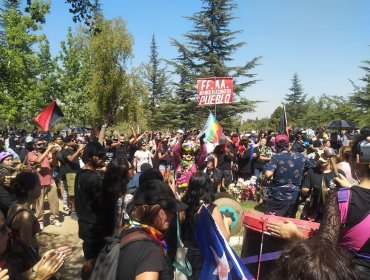 Cientos de personas asistieron a funeral de manifestante que falleció tras caer a foso en plaza Italia