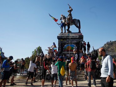 Antisociales intentan derribar monumento al general Baquedano en plaza Italia