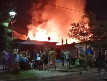 Cinco fallecidos deja incendio que consumió ocho viviendas en la comuna de La Granja