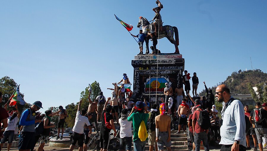 Antisociales intentan derribar monumento al general Baquedano en plaza Italia