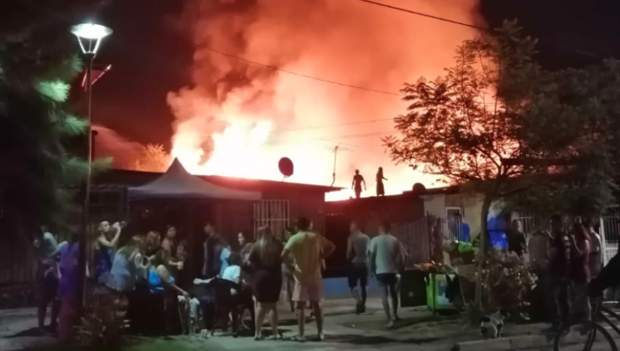 Cinco fallecidos deja incendio que consumió ocho viviendas en la comuna de La Granja