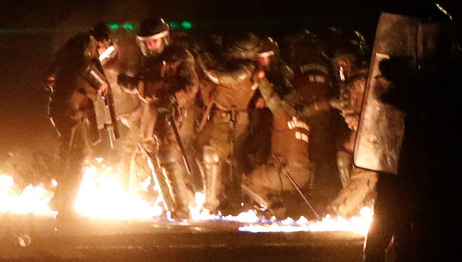 Dos carabineros resultaron con quemaduras tras recibir sendos impactos de bombas molotov en Valparaíso