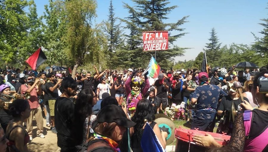 Cientos de personas asistieron a funeral de manifestante que falleció tras caer a foso en plaza Italia