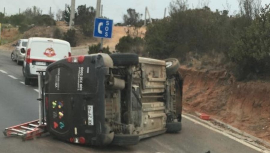 Accidente en Las Palmas: camioneta vuelca en una de las curvas, en dirección a Viña del Mar