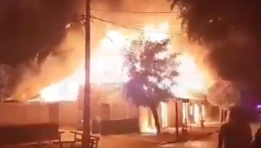 Incendio a minutos del Año Nuevo consumió tres viviendas y amenazó a otras en Doñihue