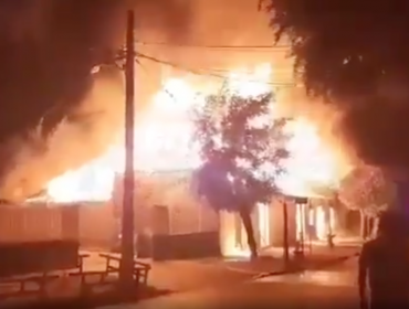 Incendio a minutos del Año Nuevo consumió tres viviendas y amenazó a otras en Doñihue