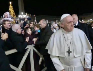 Papa Francisco se disculpa con mujer que reprendió por haberle tirado del brazo