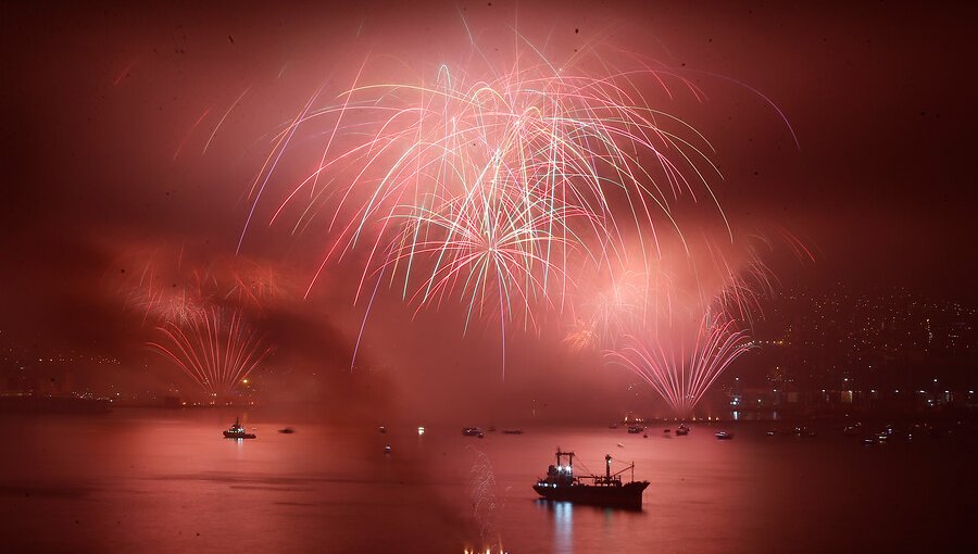 Vaguada costera opacó el show de fuegos artificiales en Valparaíso, Viña del Mar y Concón