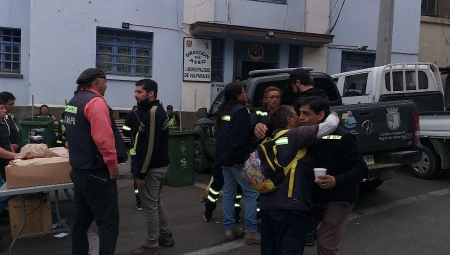 Trabajadores municipales del aseo de Valparaíso trabajan desde las 3:00 de la madrugada en la limpieza de la ciudad