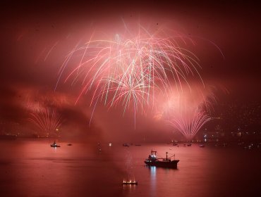 Vaguada costera opacó el show de fuegos artificiales en Valparaíso, Viña del Mar y Concón