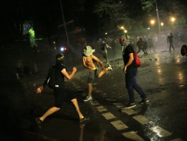 Incidentes menores se registraron en los alrededores de plaza Baquedano tras actividad "Año Nuevo con Dignidad"