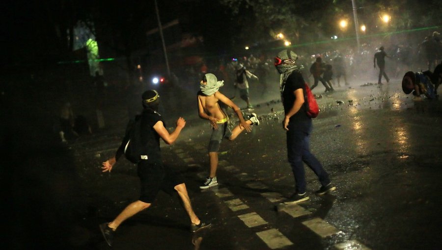 Incidentes menores se registraron en los alrededores de plaza Baquedano tras actividad "Año Nuevo con Dignidad"