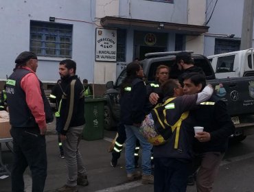 Trabajadores municipales del aseo de Valparaíso trabajan desde las 3:00 de la madrugada en la limpieza de la ciudad