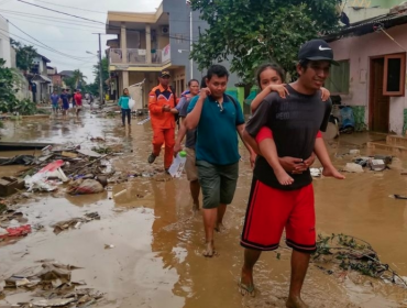 A 23 suben las víctimas fatales por inundaciones en Indonesia