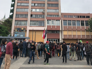 Manifestantes lanzan huevos a la Intendencia de Valparaíso en protesta a caso de joven que perdió un ojo por impacto de lacrimógena