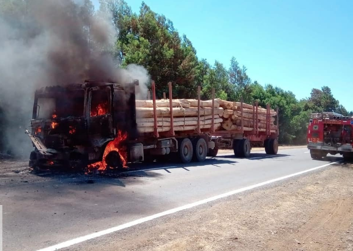 Antisociales realizan un nuevo ataque incendiario a camión maderero en Collipulli