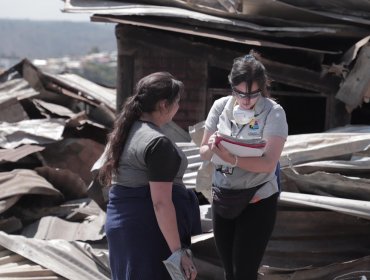 Con dispositivos sociales ayudan a familias damnificadas por incendio en cerros San Roque y Rocuant