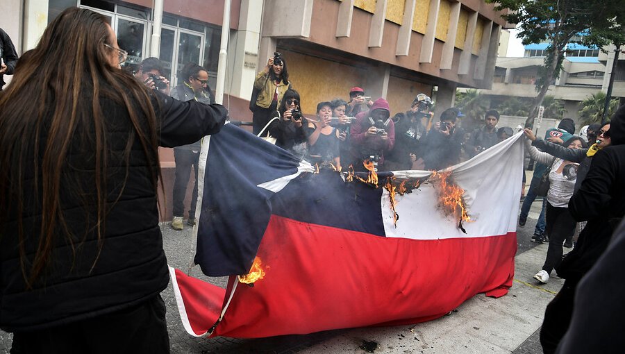 Acusado de quemar bandera chilena durante manifestación denuncia que fue torturado por carabineros en Valparaíso