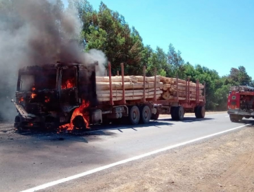 Antisociales realizan un nuevo ataque incendiario a camión maderero en Collipulli