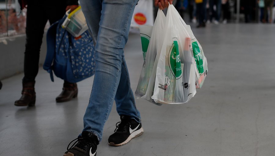 Contraloría reitera que el comercio no puede entregar bolsas plásticas “reciclables”