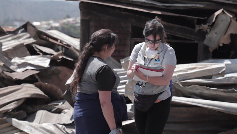 Con dispositivos sociales ayudan a familias damnificadas por incendio en cerros San Roque y Rocuant