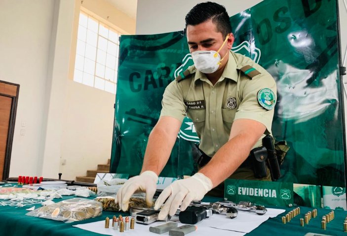 Carabineros detiene a dos personas y decomisa cerca de 2 mil dosis de droga en cerro Los Placeres