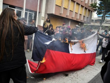 Acusado de quemar bandera chilena durante manifestación denuncia que fue torturado por carabineros en Valparaíso