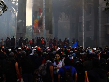 Antisociales vandalizan e incendian iglesia institucional de Carabineros en Santiago