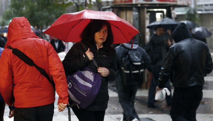 Este domingo podrían caer inusuales chubascos sobre Santiago y Rancagua