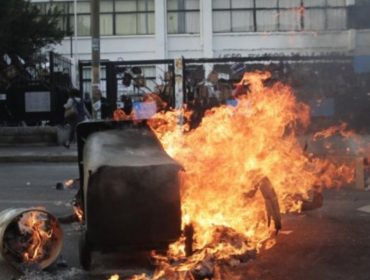 Desconocidos encienden barricadas en las afueras de céntrico liceo que es sede de la PSU en Valparaíso