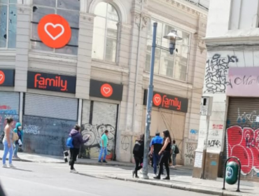 Delincuentes aprovecharon manifestaciones en Valparaíso para saquear tienda de calle Condell