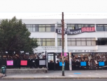 Unos 30 encapuchados se tomaron el liceo Eduardo de la Barra, sede de la PSU en Valparaíso