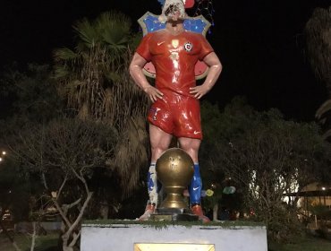 Estatua de Alexis Sánchez en Tocopilla sufrió severos daños