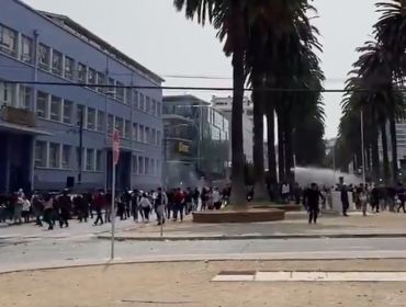 Serios incidentes se registraron en diversas calles céntricas de Valparaíso en rechazo a la PSU