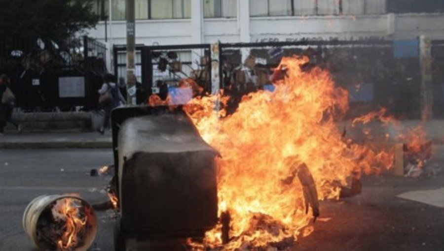 Desconocidos encienden barricadas en las afueras de céntrico liceo que es sede de la PSU en Valparaíso