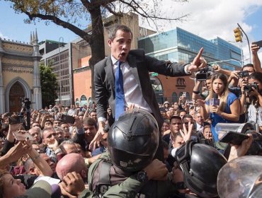 Juan Guaidó entra a la fuerza al Parlamento y juramenta como presidente interino de Venezuela