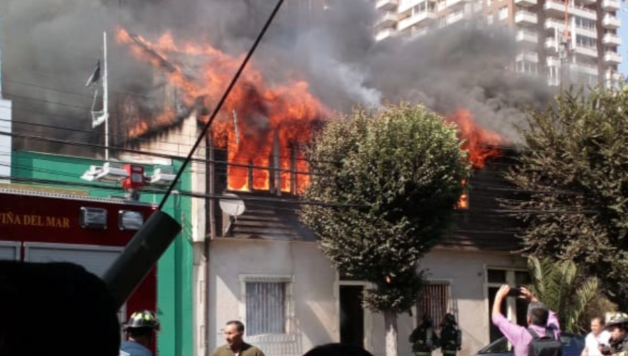 Tres viviendas consumidas y 10 damnificados deja incendio en el centro de Viña del Mar: hubo problemas con los grifos