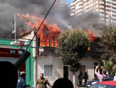 Tres viviendas consumidas y 10 damnificados deja incendio en el centro de Viña del Mar: hubo problemas con los grifos