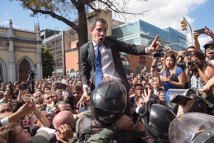 Juan Guaidó entra a la fuerza al Parlamento y juramenta como presidente interino de Venezuela