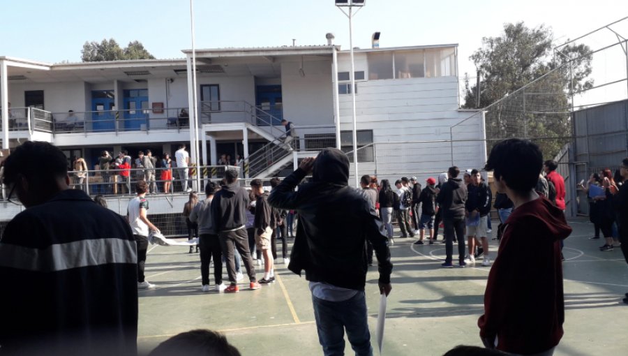 Encapuchado entró a colegio de Playa Ancha gritando consignas, otros lo siguieron y debieron suspender la PSU