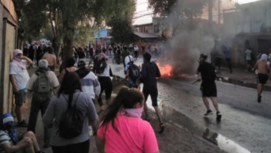 Protestas por atropello de patrulla policial a joven derivaron en serios enfrentamientos con carabineros en Pudahuel
