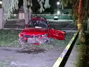 Violento choque de automóvil contra reja deja sin vida a un hombre en Maipú