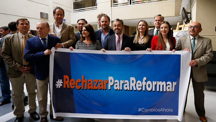 21 de los 36 diputados de RN anuncian que votarán en contra de una nueva Constitución