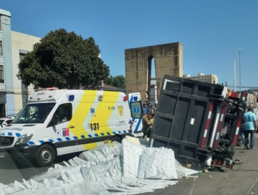 Nuevo accidente de tránsito en Santos Ossa deja tres lesionados: camión volcó al ingresar a Av. Argentina