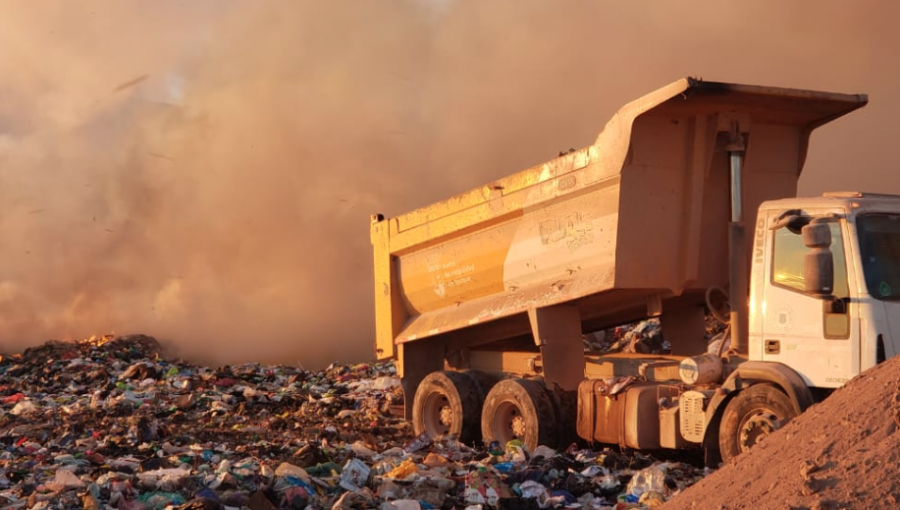 Incendio en vertedero de Alto Hospicio ha consumido más de 12 mil metros cuadrados