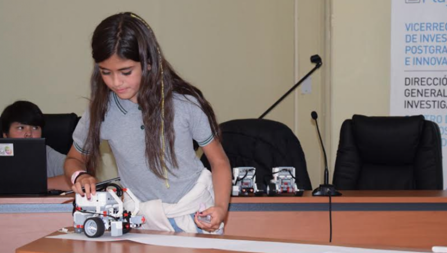 Escolares de Los Andes se lucieron manipulando robots frente a investigadores de la UPLA