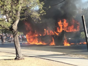 Desconocidos incendiaron un bus del Transantiago en cercanías de plaza Italia