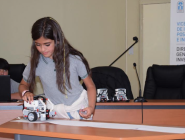 Escolares de Los Andes se lucieron manipulando robots frente a investigadores de la UPLA