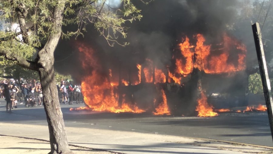 Desconocidos incendiaron un bus del Transantiago en cercanías de plaza Italia