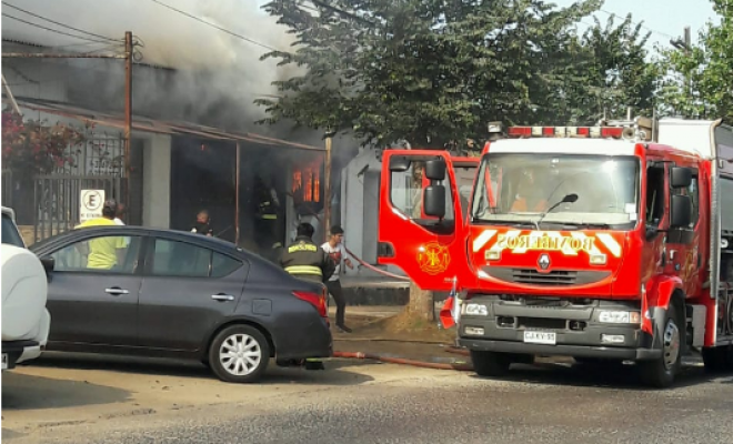 Incendio afectó a locales comerciales de pleno centro de Concón